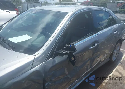 2013 Mercedes-Benz E 350 z USA, uszkodzony, nr VIN WDDHF5KB8DA701517